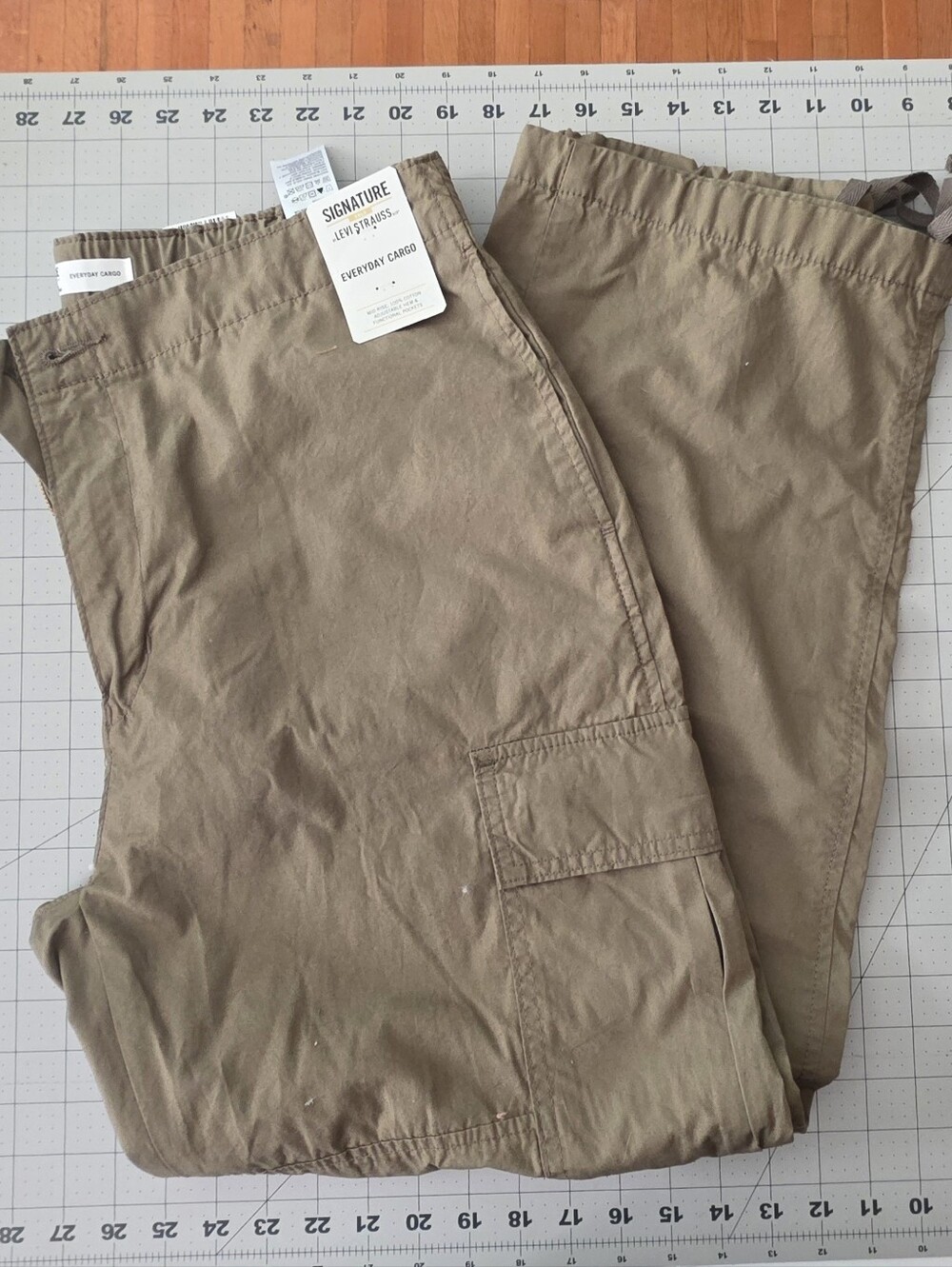 Signature by Levi Strauss Women's Cargo Pants in Khaki